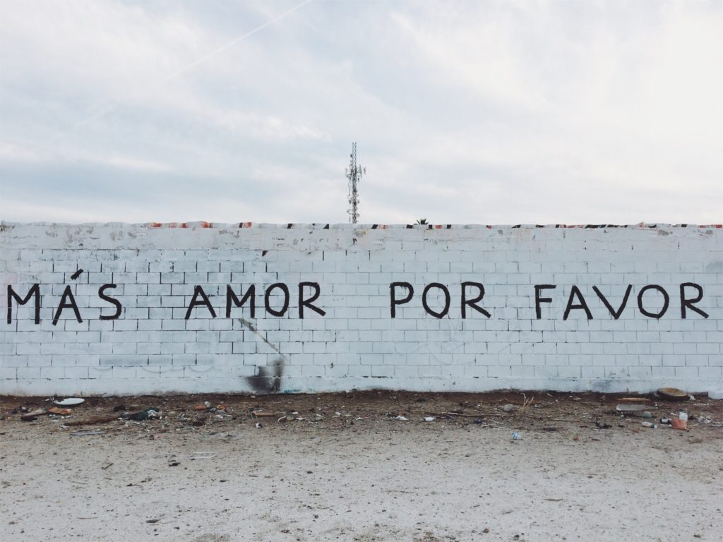MA`S AMOR POR FAVOR written in white wall.