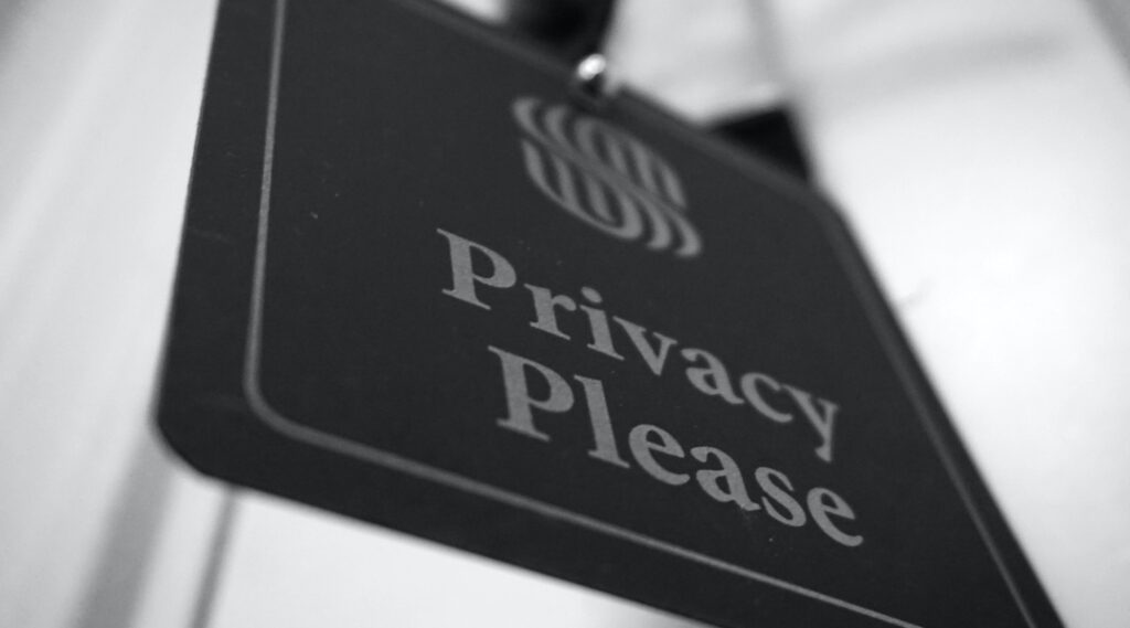 Black and white sign that reads Privacy please.